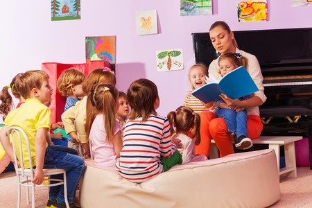 אשה מקריאה סיפור לילדים